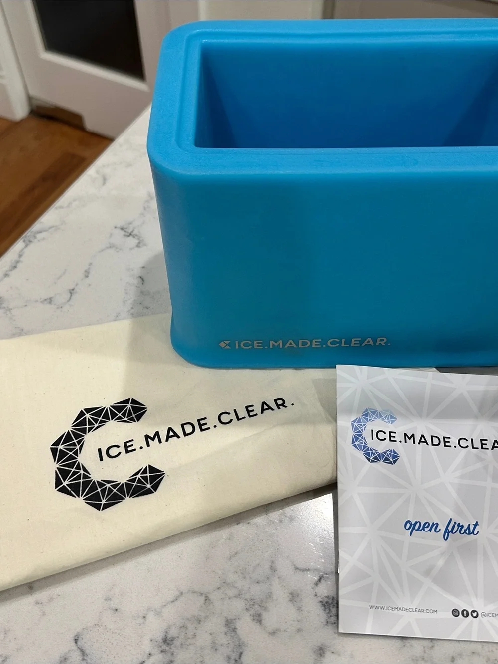 ICE.MADE.CLEAR Blue Silicone Ice Mold Tray with Cream Lid